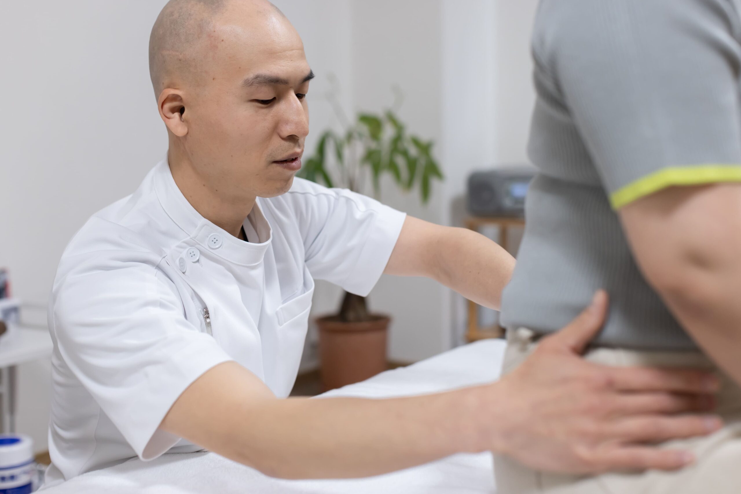 腰痛を施術している様子