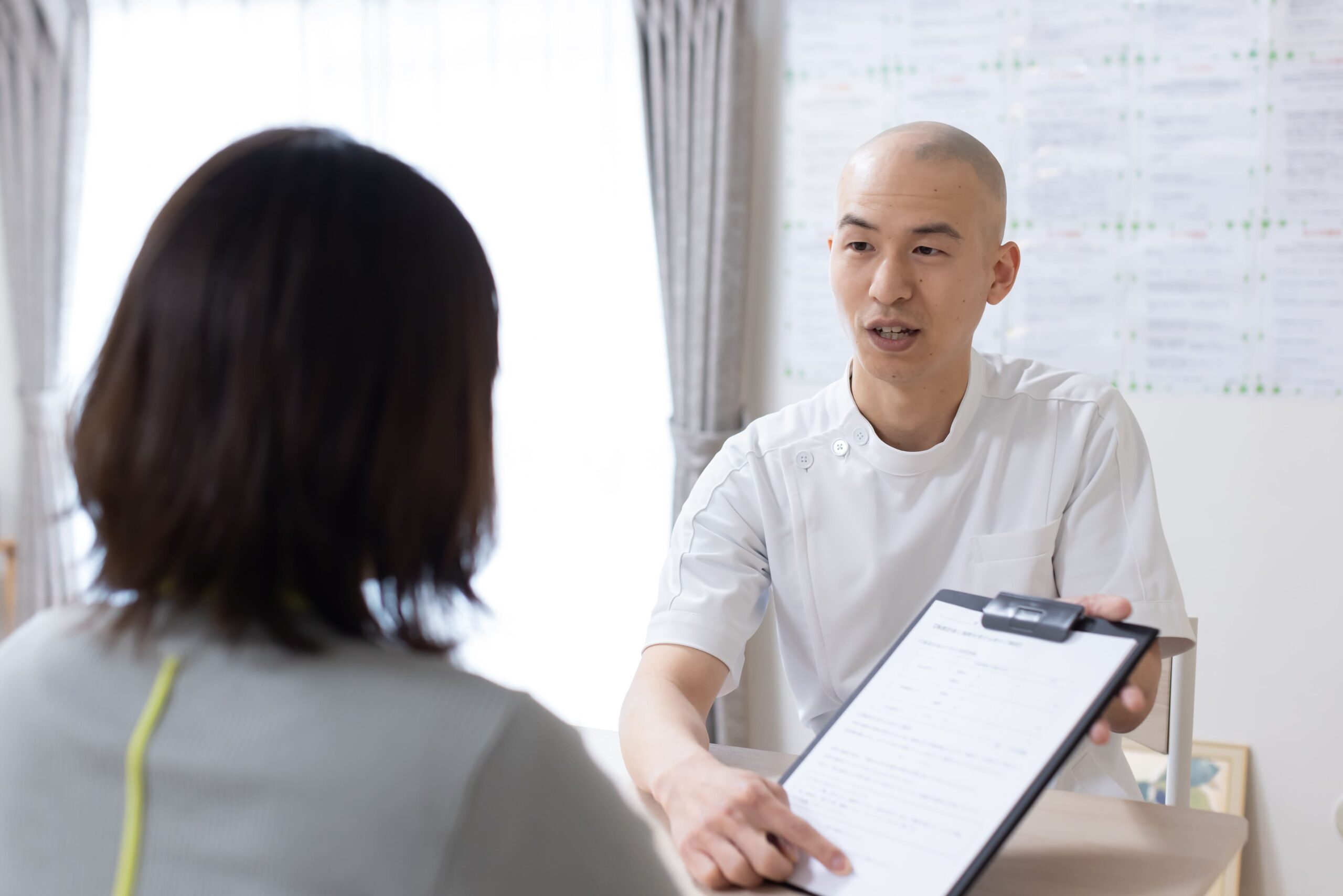 今後の施術計画について説明している様子